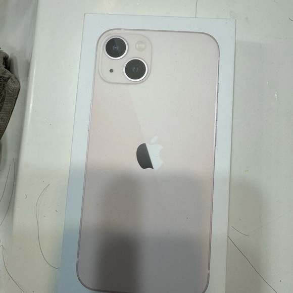 Hi brand new iPhone 13 pink iPhone never used - Picture 6 of 6